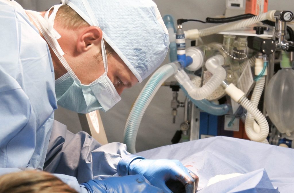 Le patient, sa main, son chirurgien